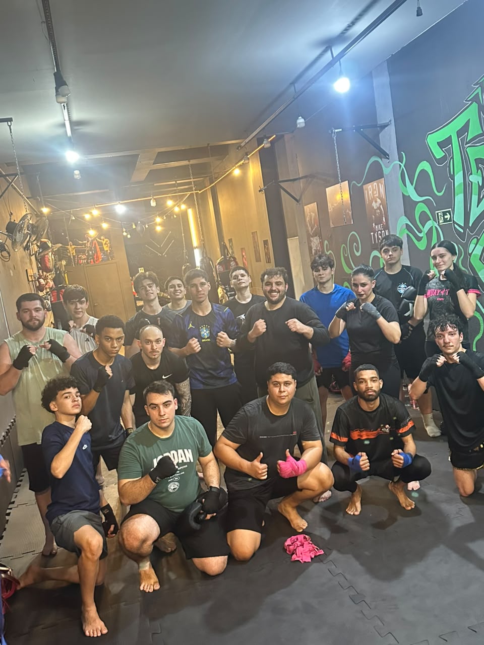 Alunos da Telles Club em posição de guarda após o treino