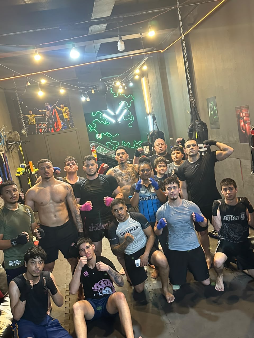 Alunos reunidos na área de sacos de pancada da Telles Club
